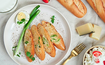 Подавайте гренки с яйцом и луком на завтрак в теплом виде.