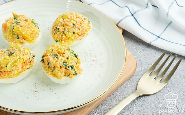 Фаршированные яйца с луком, морковью и майонезом — Рецепт с фото