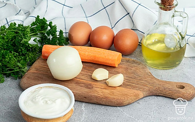 Яйца отварите. Почистите лук и морковь. Подготовьте остальные ингредиенты
