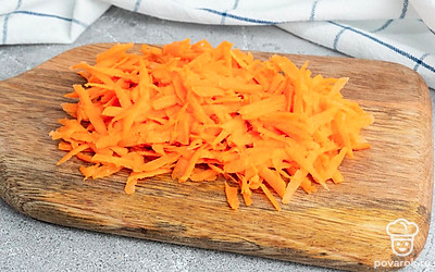 Морковь натрите на терке, лук мелко нарежьте, желтки мелко покрошите.