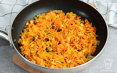 Лук и морковь обжарьте на сковороде.