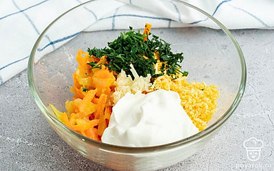 Смешайте в миске: лук,морковь,желтки,майонез,соль и перец.