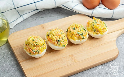 Разложите начинку в яйца.