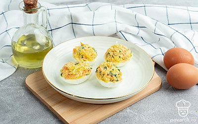 Яйца фаршированные жареным луком и морковью и майонезом готовы! Приятного аппетита!