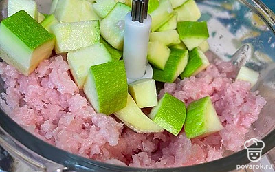 Мясо и овощи нарезать кубиками и загрузить в блендер/мясорубку, измельчить до однородной массы. 