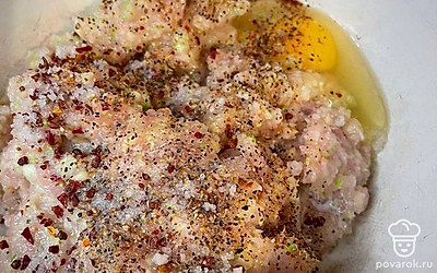 Выложить все в миску и вбить яйцо, добавить сухие ингредиенты. Хорошо перемешать руками.