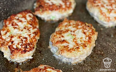 Сформировать небольшие котлетки, примерно, 2–3 см высотой и жарить на среднем огне по 3 минуты с каждой стороны.