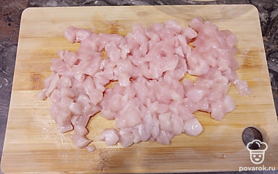 Грудку нарезать на небольшие кубики.