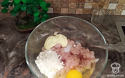 Добавить муку, яйцо, майонез, соль и перец.