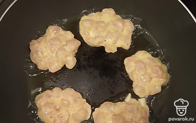 Обжаривать на растительном масле с одной стороны.