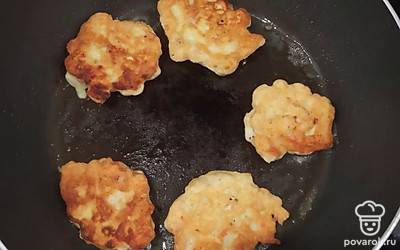 Затем обжарить с другой стороны. 