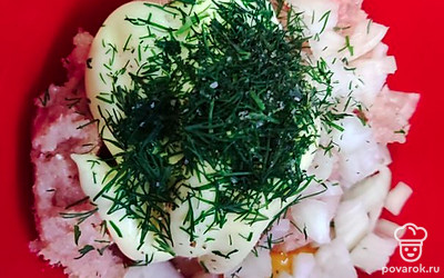 К фаршу добавить 1 яйцо, майонез, лук, нарезанный кубиками, укроп.