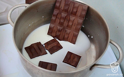 Растопите шоколад в молоке, добавьте вишню и перемешайте. Прогревайте до полного растопления шоколада.