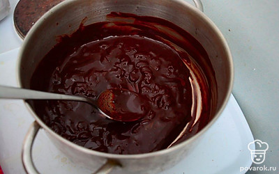 Выложите растопленный шоколад в маленькую глубокую тарелку и подавайте пока он горячий.