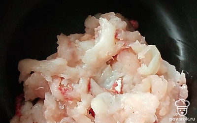 Филе судака пропустить через мясорубку. Если у вас цельная рыба, то отделите от костей. 