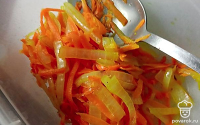 Лук с морковью обжарить на растительном масле, дать остыть и пропустить через мясорубку. 