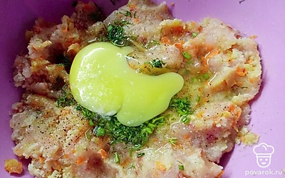 Смешать рыбу, зажарку, взять немного хлеба и замочить в молоке, по желанию. Добавить в фарш, поперчить. 