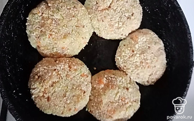 Сформировать котлеты и обжарить на масле. 