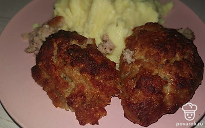 Подавать котлетки можно с картофельным пюре.