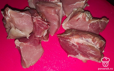 Свинину порезать на небольшие куски, чтобы поместились в мясорубку. 