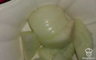 Лук почистить и порезать на небольшие куски.