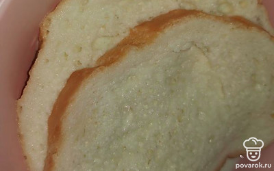 Хлеб замочить в молоке на 10 минут.