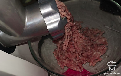 Поочерёдно добавлять все ингредиенты в мясорубку.