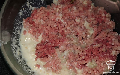 Перемешать все ингредиенты в ёмкости и добавить соль и специи по вкусу.