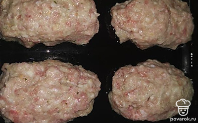 Сформировать из фарша котлеты и выложить на противень с растительным маслом.