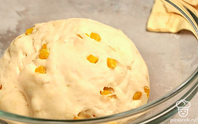 Подготовьте тесто. Возьмите миску с просеянной мукой, добавьте в нее сахар, соль, дрожжи, все смешайте. Добавьте кусочки болгарского перца, перемешайте. Влейте подогретую воду. Когда жидкость впитается, добавьте растительное масло, быстро вымесите тесто. Соберите в шар, затяните пищевой пленкой. В микроволновой печи подогрейте полстакана воды, затем поместите в нее миску с тестом и оставьте на 20 минут.