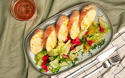 Готовым багетам дайте немного остыть, разломайте на части, выложите в хлебницу и подайте с овощным салатом.