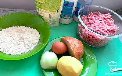 Подготовить все ингредиенты. Яйцо помыть, картофель и лук почистить.