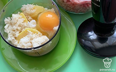 Порезать в чашу блендера картофель, лук. Покрошить белый хлеб без корочки. Добавить молоко и яйцо. Измельчить. 