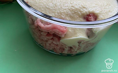 Добавить смесь к фаршу вместе с майонезом. Посолить. 