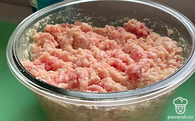 Все хорошенько размешать. Подготовить муку. 