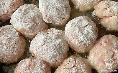 Сформировать котлеты, обвалять в муке и жарить на растительном масле под крышкой на небольшом огне. 