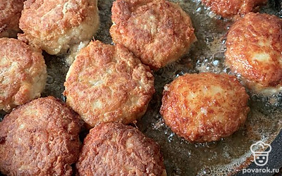 Когда котлетки подрумянятся, перевернуть и жарить до готовности. 