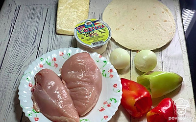 Помойте и очистите лук от верхнего слоя и болгарский перец — от черенка и косточек.