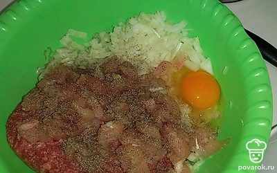В фарш добавить порубленный лук, черный перец и яйцо, соль. Всё перемешать. 
