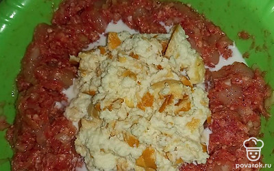 В фарш добавить размоченный в молоке белый хлеб. Всё перемешать.