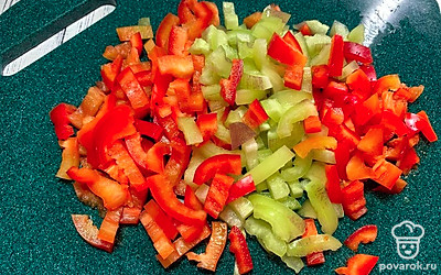 Овощи нарежьте небольшими кубиками.