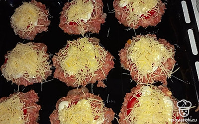 Сверху всё посыпать тёртым сыром и поставить в духовку на 25-30 минут при 200 градусах.