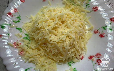 Сыр натрите на терке.