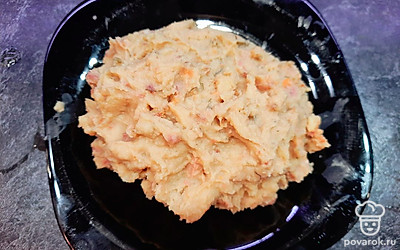 Отвариваем крутое гороховое пюре (кашу) 30 минут. Добавляем в горох кусочек масла, солим. Остужаем.