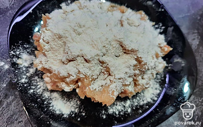 Охлажденное и загустевшее пюре присыпаем мукой для увеличения плотности.