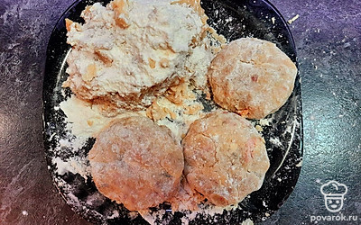 Формируем из пюре котлетки, смешивая и присыпая их мукой, чтобы не липли к рукам.