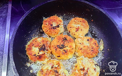 Обжариваем котлетки по 2 минуты с каждой стороны на растительном масле.
