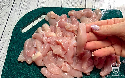 Куриное филе хорошо промойте и нарежьте на небольшие полосочки.