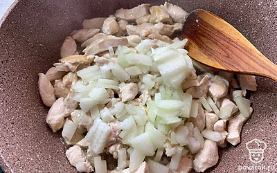 На разогретую сковороду налейте масла и выложите нарезанное мясо. Обжарьте его примерно 7-10 минут, затем добавьте лук и жарьте еще 4-5 минут.