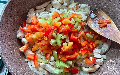 Далее выложите болгарский перец и жарьте все вместе еще 4-5 минут.